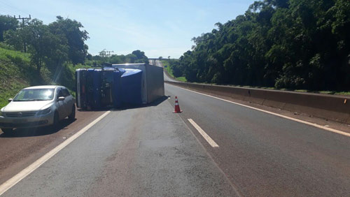 Caminhão tomba e interdita faixa da rodovia Raposo Tavares em Palmital