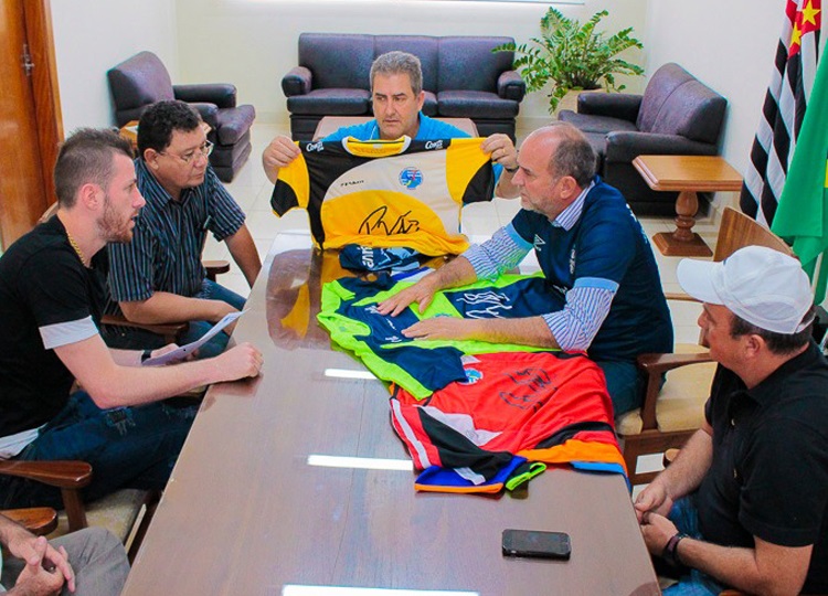 Goleiro Paulo Victor renova parceria com Prefeitura