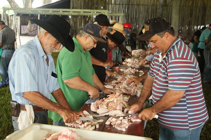 Voluntários preparam alimentos da Festa de Santos Reis que acontece no sábado, em Palmital