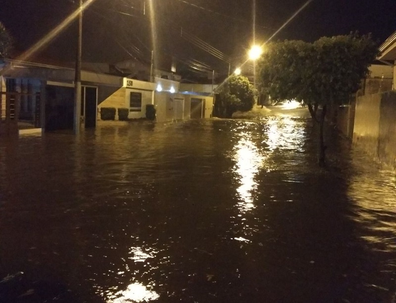 Chuva torrencial inunda vários pontos de Assis
