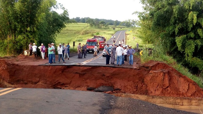 Passagem de rio rompe e caminhonete é levada pela correnteza, em Herculândia