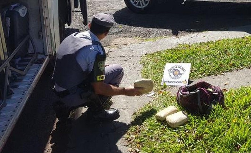 Homem é flagrado com pasta de cocaína dentro de ônibus, em Assis