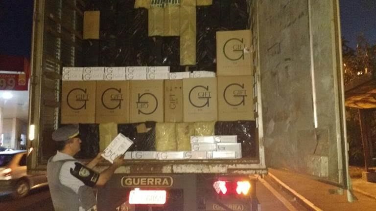 Polícia apreende 550 mil maços de cigarros contrabandeados, em Assis