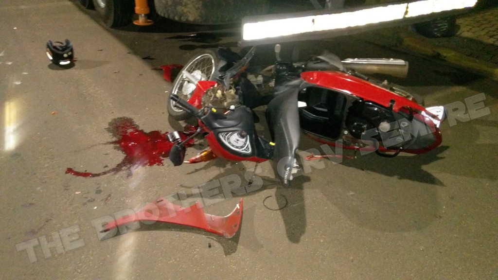 Jovem motociclista entra em coma ao bater em caminhão, em Assis