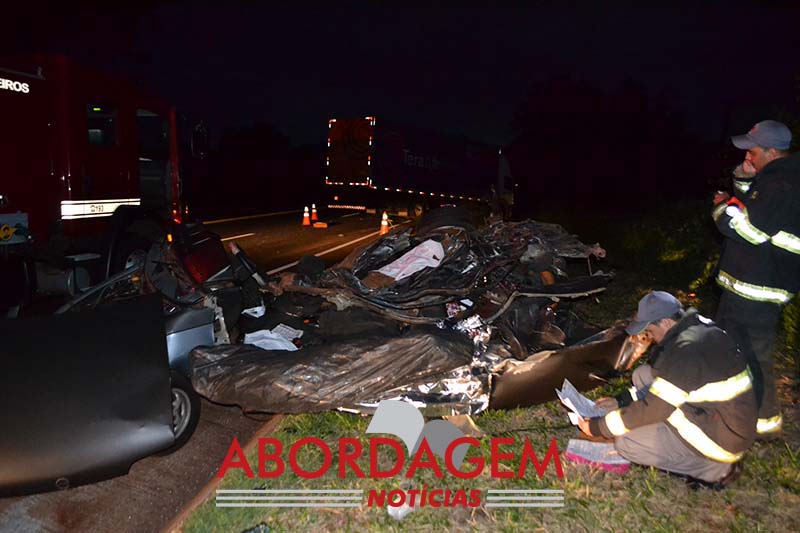 Técnica em Enfermagem capota carro, bate em caminhão e morre