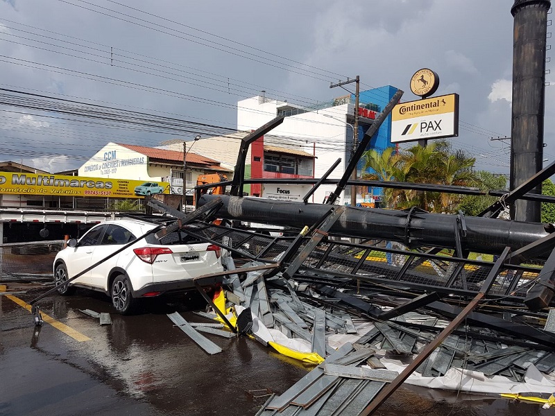 Torre de placa no estacionamento de supermercado despenca com o vento