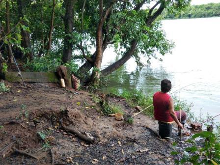 Polícia Ambiental flagra homem pescando em local proibido, em Palmital