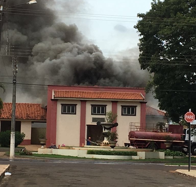 Incêndio destrói Espaço Eco na praça central de Pedrinhas Paulista