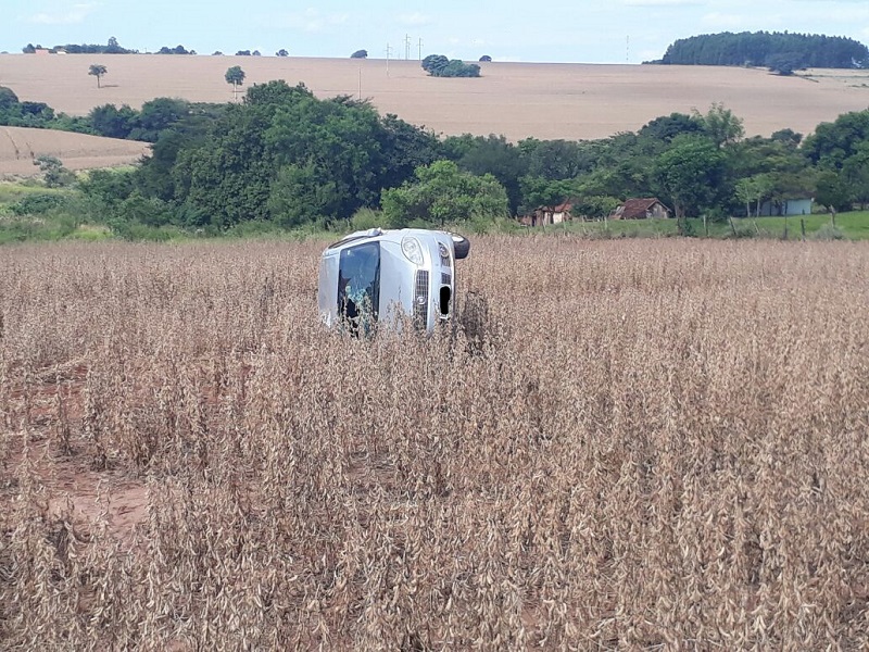 Falha mecânica: Carro capota e invade plantação de soja, em Assis