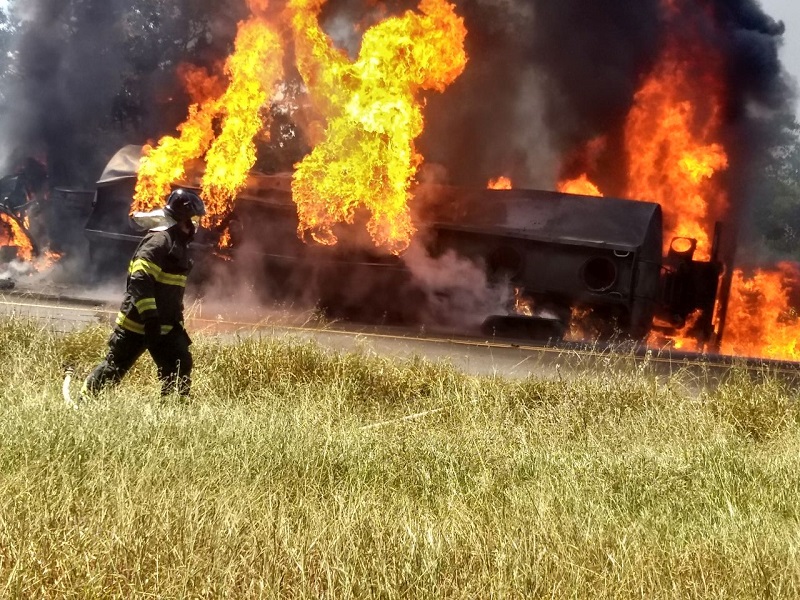 Carreta com 15 mil litros de combustíveis tomba e pega fogo, em Assis