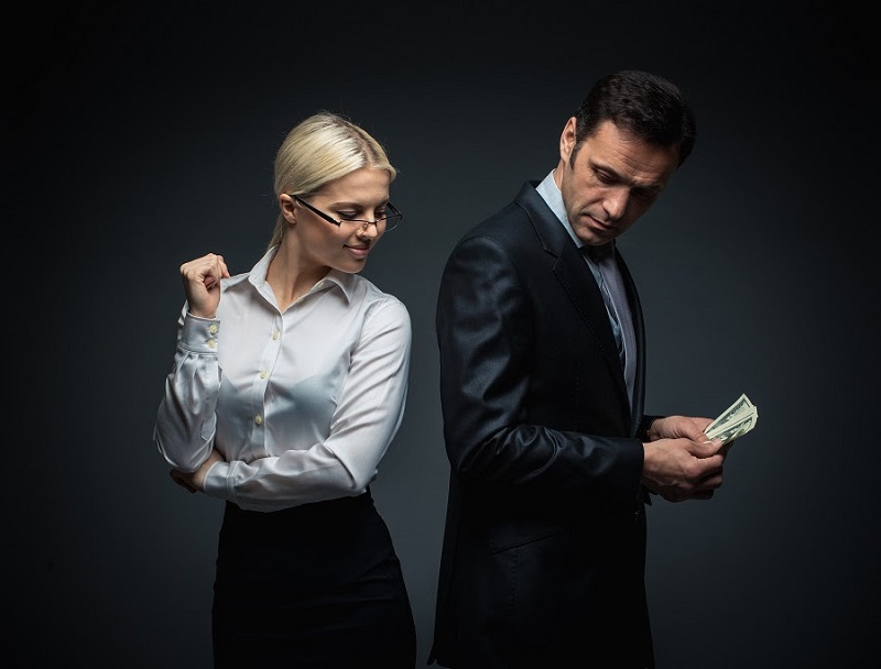 Mulheres que buscam parceiros com dinheiro: retrocesso ou condição humana?