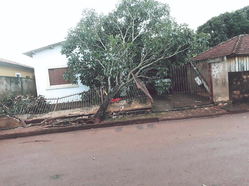 Temporal na noite de quinta-feira causa estragos em Ibirarema