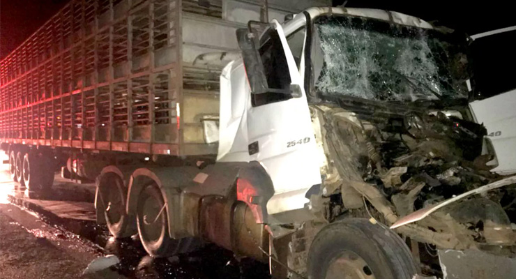 Choque entre carretas deixa motorista preso às ferragens em Assis