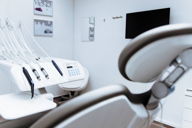 Justiça proíbe dentistas de realizar procedimentos estéticos invasivos