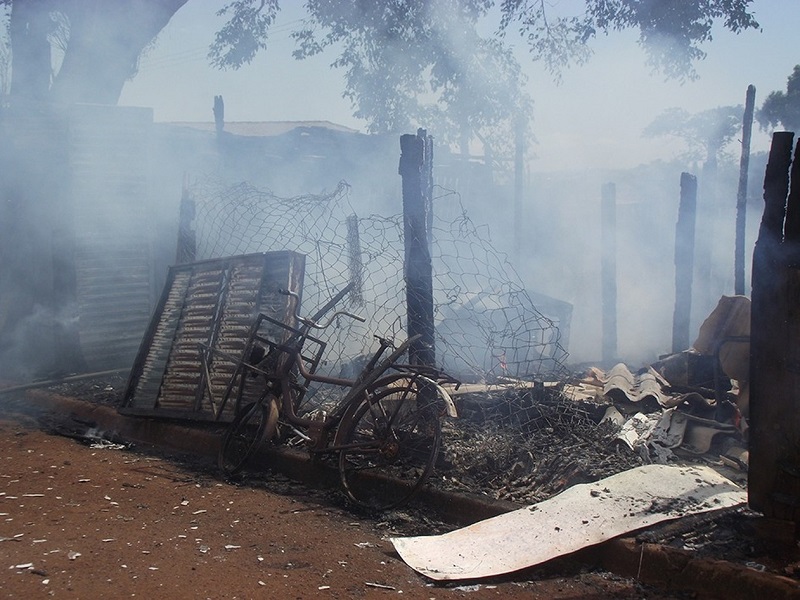 Incêndio consome casa de madeira em Cândido Mota