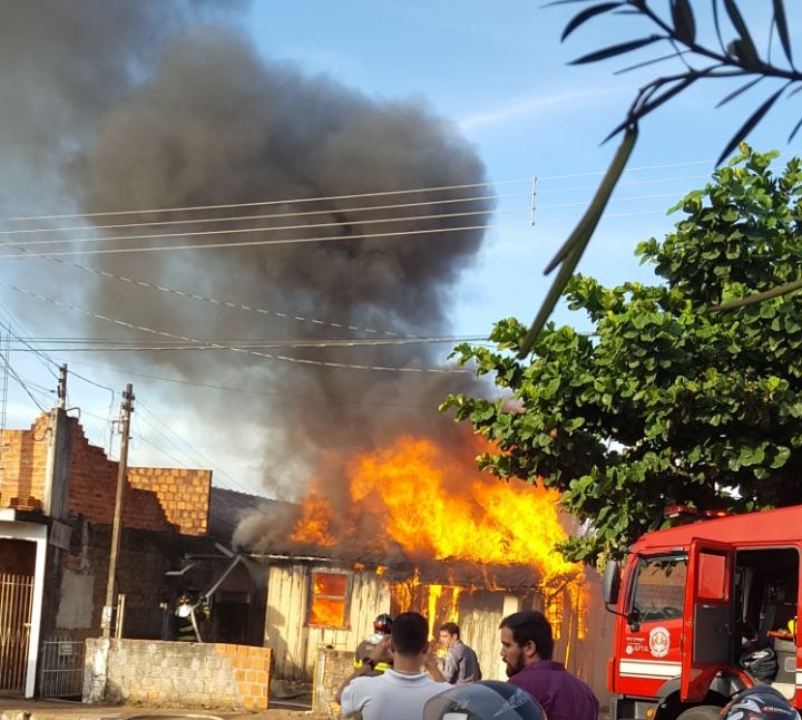 Incêndio consome casa na Avenida Getúlio Vargas