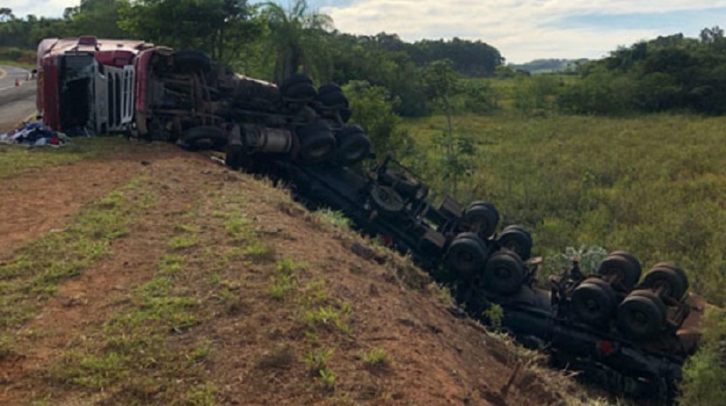 Caminhão carregado com 45 mil litros de etanol tomba em de rodovia em Marília