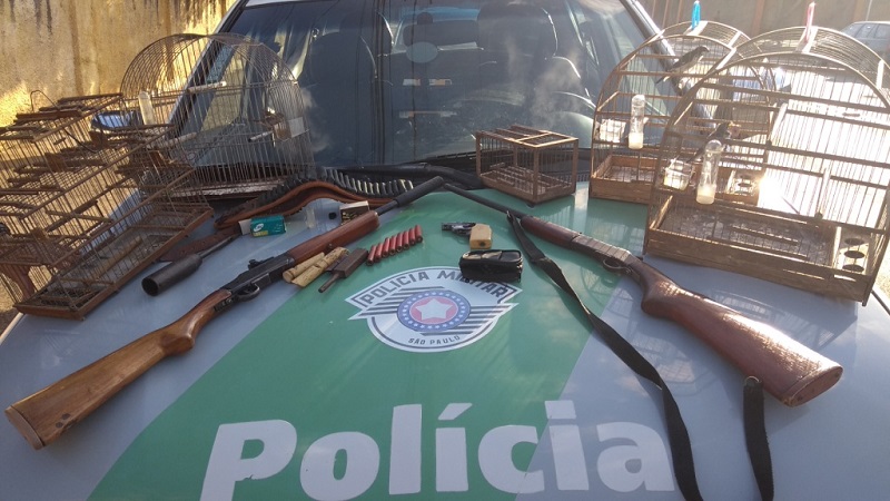 Polícia Militar Ambiental apreende armas e aves, em Garça e Marília