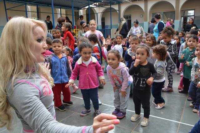 ‘Boneca viva’ se apresenta na Casa da Menina