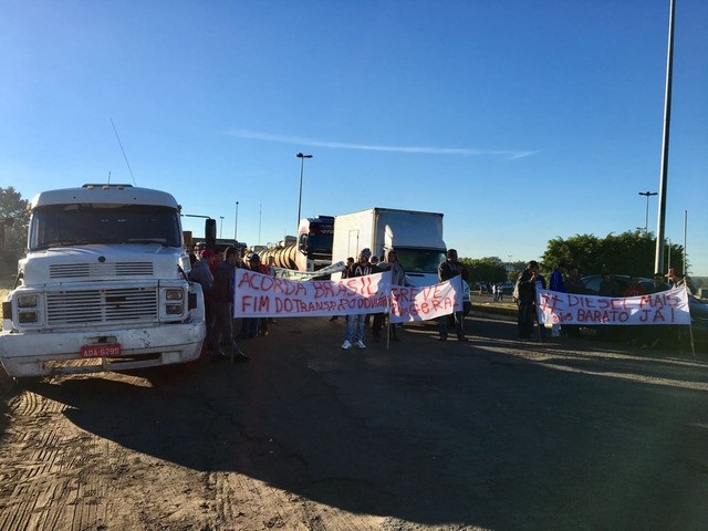 Caminhoneiros fazem protesto contra alta do diesel em rodovias da região