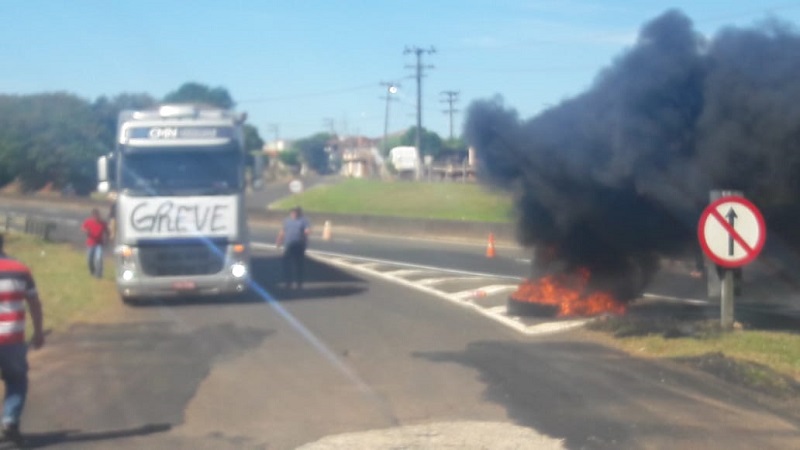 Manifestação dos caminhoneiros passa por dentro de Assis