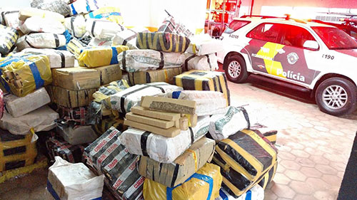Caminhoneiro é detido com 7 toneladas de maconha escondidas em carga de aveia