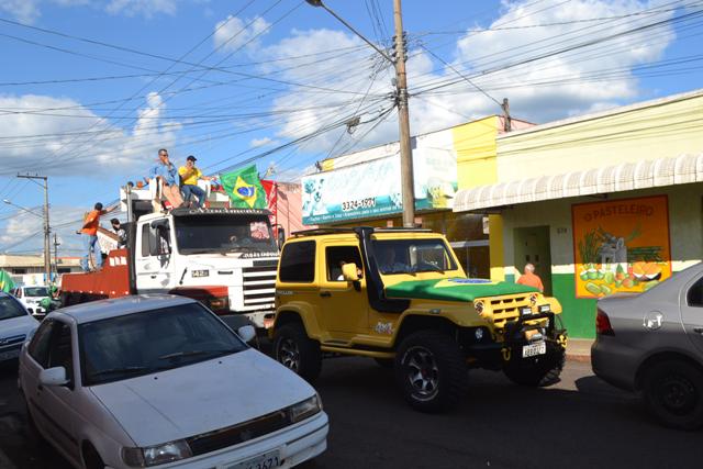 Manifestação em Assis é feita com comércio fechado em apoio à greve