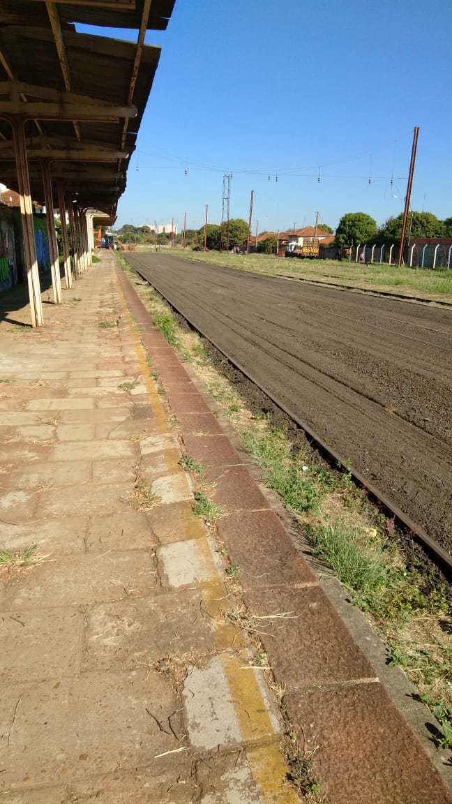 Prefeitura asfalta linha férrea para virar corredor de ônibus