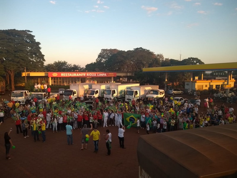 Manifestação em Tarumã reúne pedestres, caminhões e maquinários