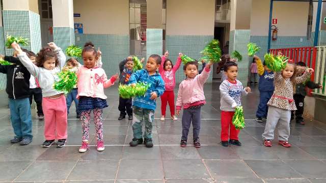 Alunos ensaiam danças para tradicional festa junina da Casa da Menina