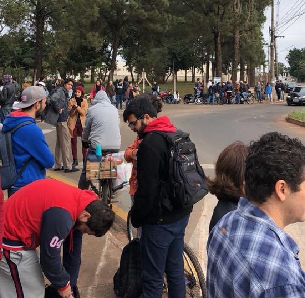 Alunos da Unesp fazem barreira humana e interditam entrada de servidores