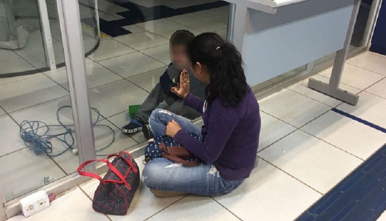 Menino de 5 anos fica preso dentro de agência bancária em Assis