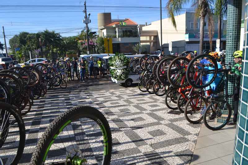 Ciclista prestam homenagem ao amigo morto por atropelamento