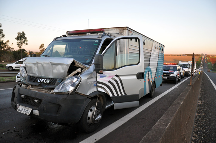 Veículos transportando presos se envolvem em acidente entre Assis e Palmital