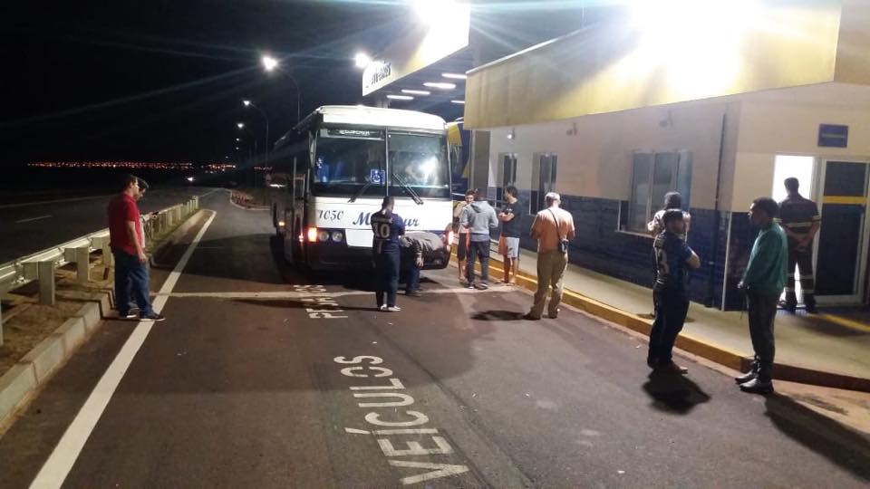 Quadrilha intercepta ônibus de sacoleiros e atira em motorista, em Tarumã