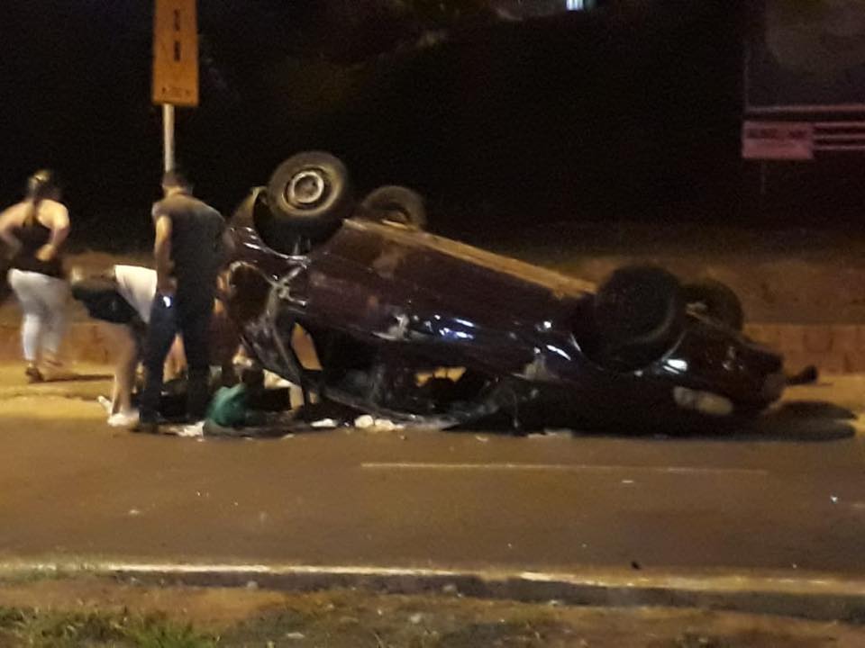 Carro capota na Avenida Otto Ribeiro neste domingo, 09