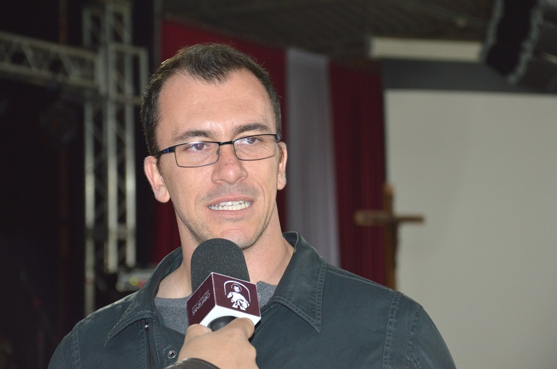 Cantor católico Gil Monteiro fará show em capela de Assis