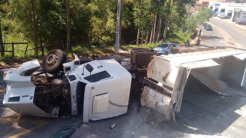 Caminhão tomba na curva da Avenida Mário de Vito, em Assis