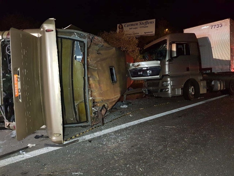 Ônibus que sofreu grave acidente passaria em Assis para pegar grupo