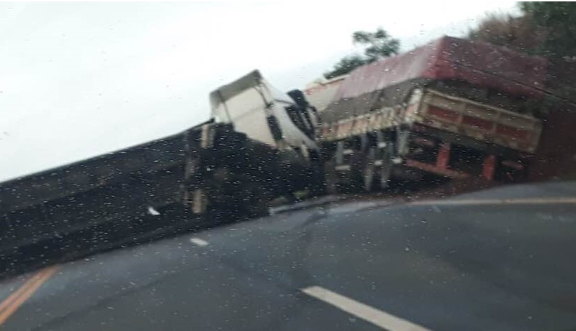 Caminhões batem de frente entre Assis e Tarumã