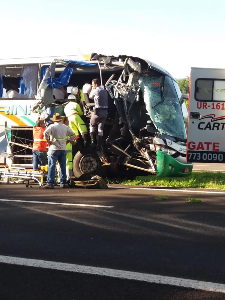 Ônibus que vinha para Assis sofre grave acidente na Raposo Tavares