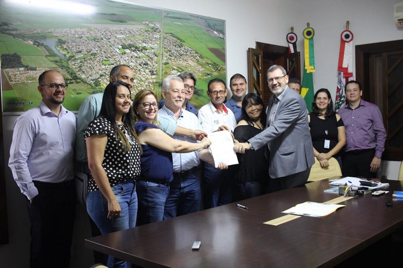 Prefeito Oscar Gozzi assina contrato de 4 milhões para a construção do Instituto de Saúde de Tarumã