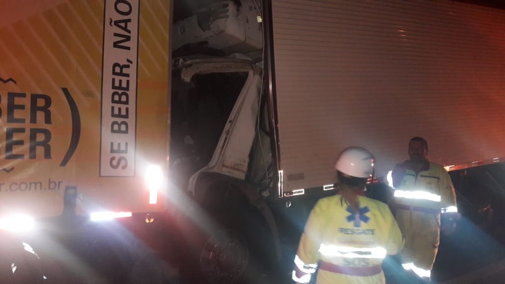 Motorista de caminhão morre ao bater na traseira de carreta, em Palmital