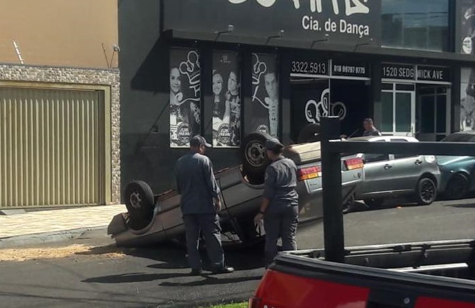 Motorista atinge dois carros e capota na Otto Ribeiro