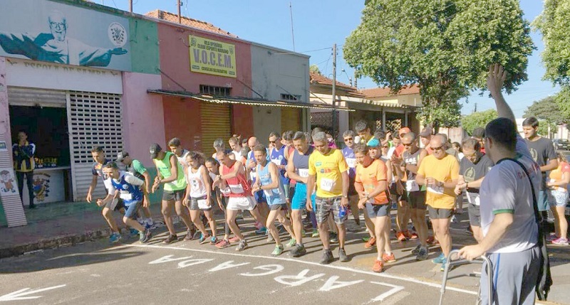 'Gari Voador' é tricampeão na 36ª Padre Beline e recebe o troféu do maior campeão, Jairo Ortega