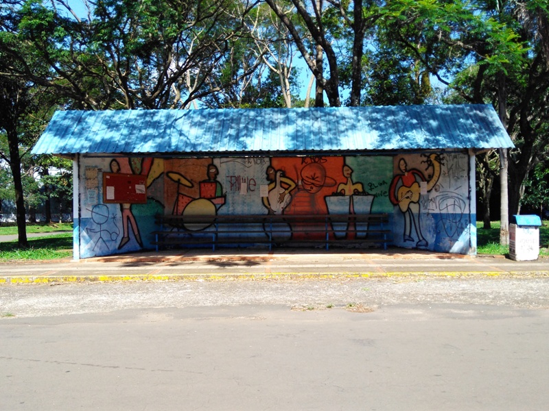 Falta de estrutura em ponto de ônibus afeta projeto da terceira idade na UNESP Assis