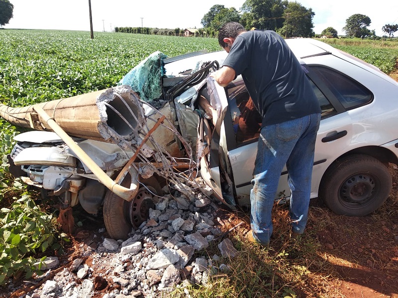 Morador de Palmital bate violentamente carro em poste