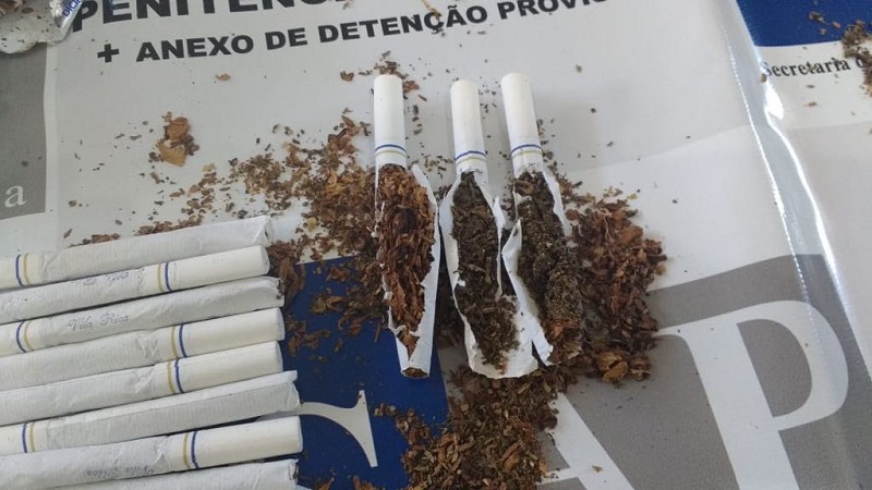 Bolo com cocaína, cigarros de maconha e papéis com droga  K4 são apreendidos em penitenciárias