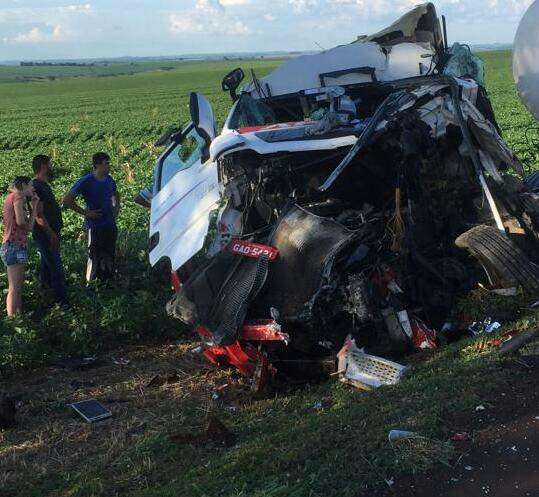 Ônibus e Caminhão batem e frente entre Assis-SP e Londrina-PR