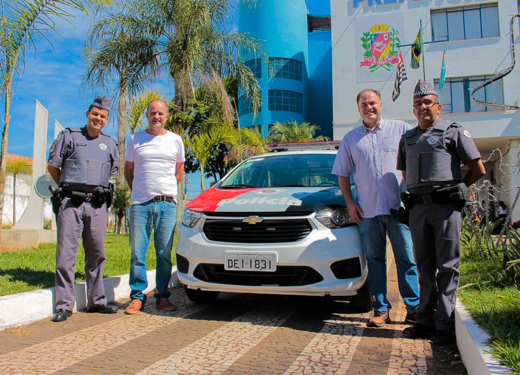 Prefeito de Assis e Polícia Militar comemoram aquisição de viatura policial